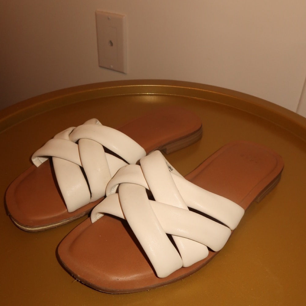 White flip flop sandals size 6.5